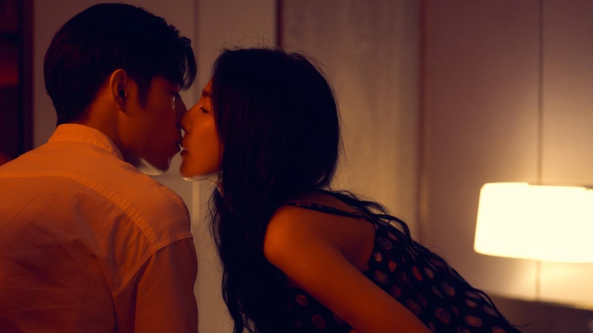 《影后》詹懷雲(左)親密戲害羞NG。(圖/Netflix提供)