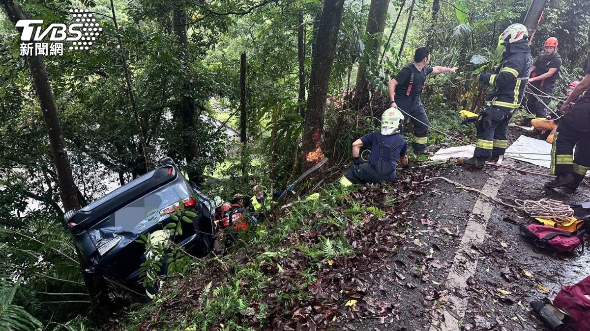 新北婦拜拜完開車下山「分神拿東西」 整輛車失控墜谷命大輕傷