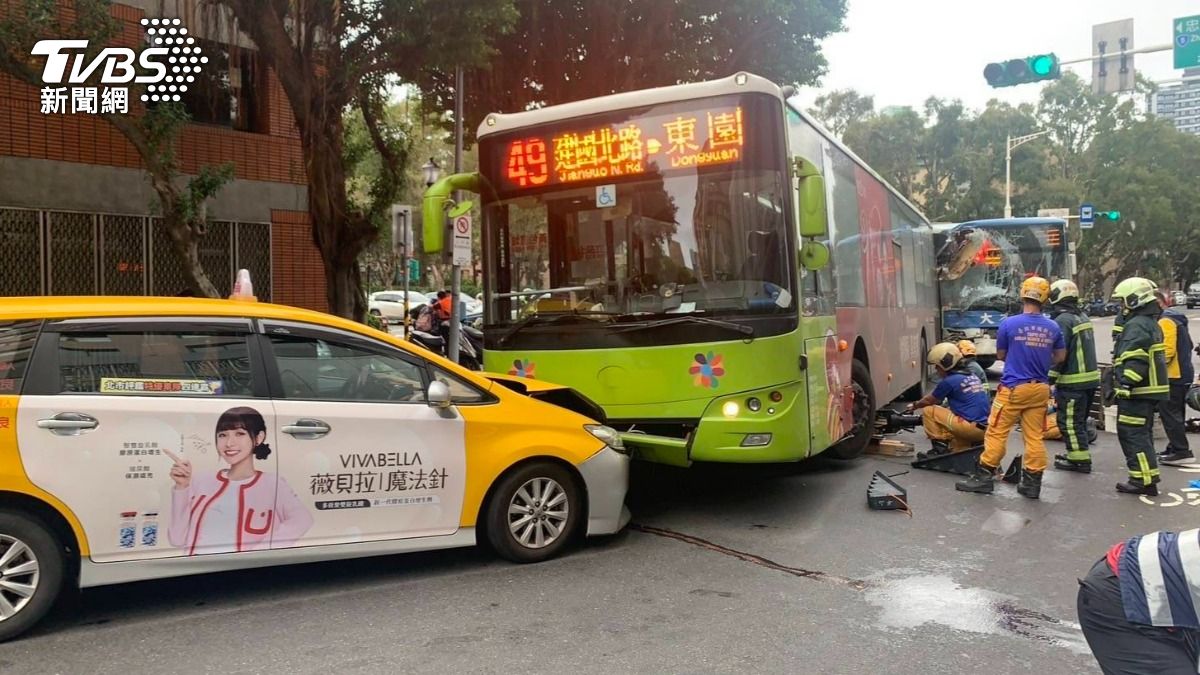 北市2公車追撞釀1死15傷。(圖/TVBS)
