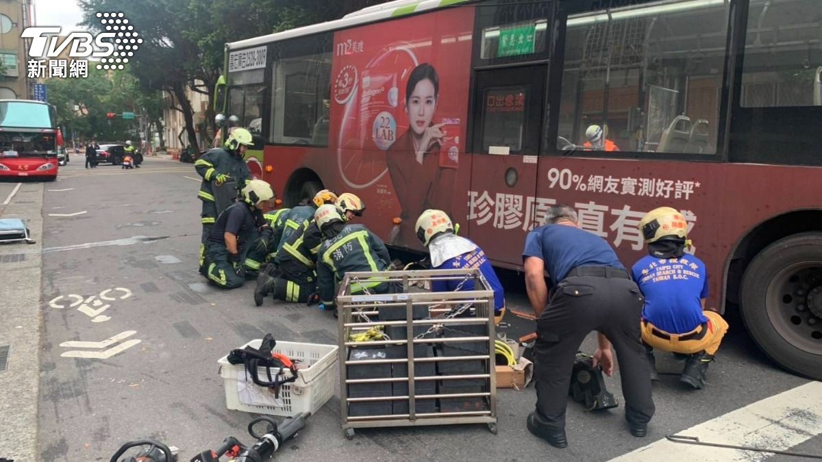 北市2公車追撞釀1死15傷。(圖/TVBS)
