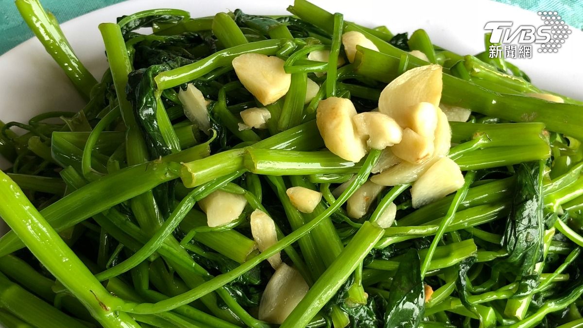 蔬菜「汆燙or油炒」才營養？專家曝優缺點　炒菜用1款油最健康