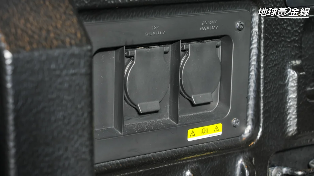 Amarok PanAmericana貨斗側邊具有三孔120V電源輸出插座以及12V插座。(圖/陳奕宏攝)