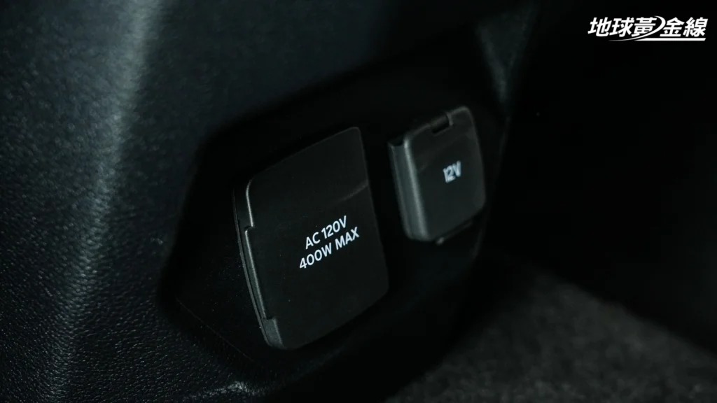 Amarok PanAmericana後座配有120V三孔插座與12V電源輸出介面。(圖/陳奕宏攝)