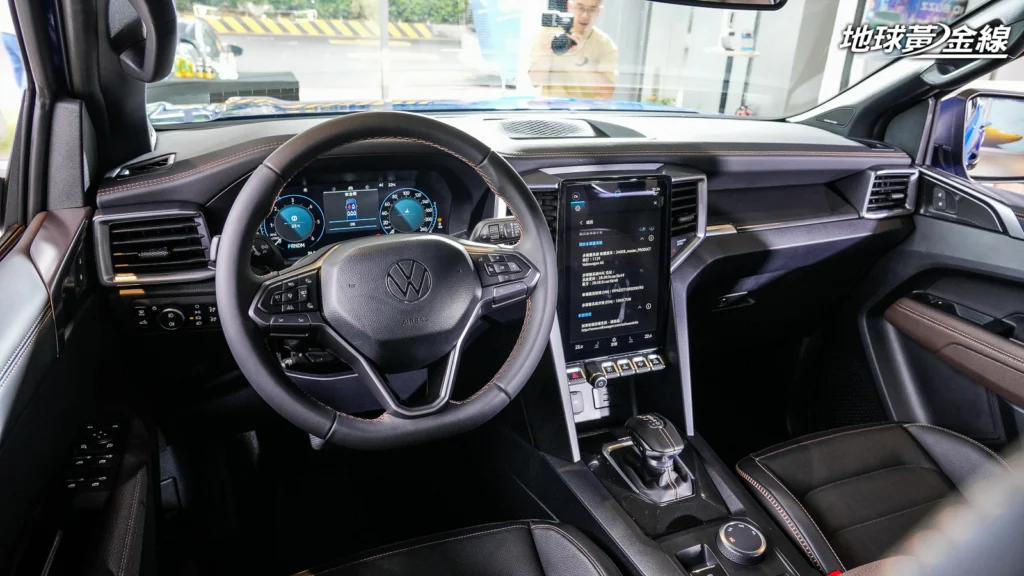 Amarok PanAmericana車內配備12.3吋數位儀錶與12吋直立觸控螢幕。(圖/陳奕宏攝)