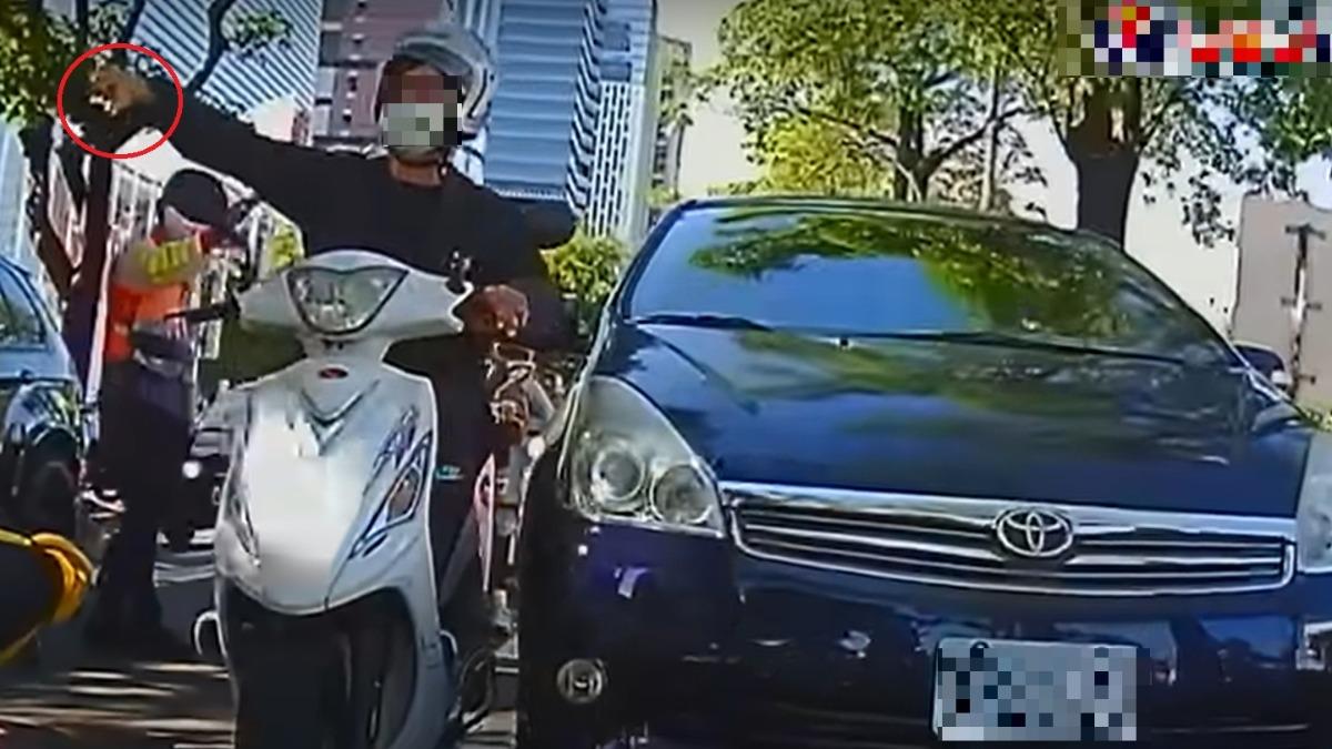 經過車禍現場比倒讚！男騎士下秒摔車　網：沒看過報應那麼快