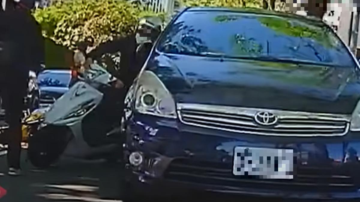 男騎士下秒摔車。（圖／翻攝自WoWtchout - 地圖型行車影像分享平台）