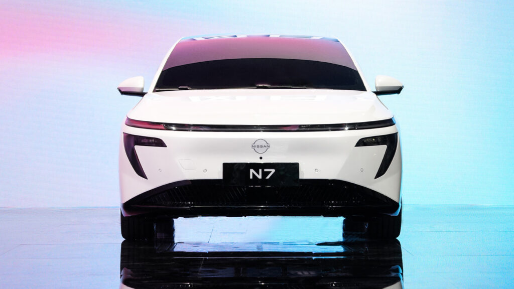 N7車頭採用分離式燈組造型，搭配貫穿式晝行燈。（圖／東風日產提供）