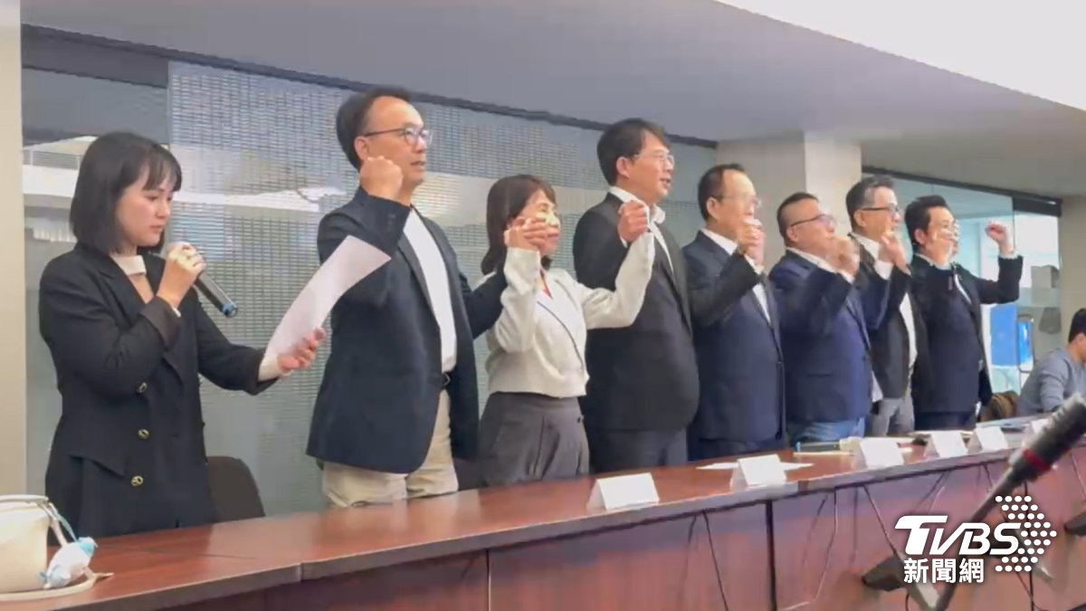 民眾黨中央委員與緊急應變小組成員,手牽手展現團結挺柯的決心。(圖/劉庭宇攝)