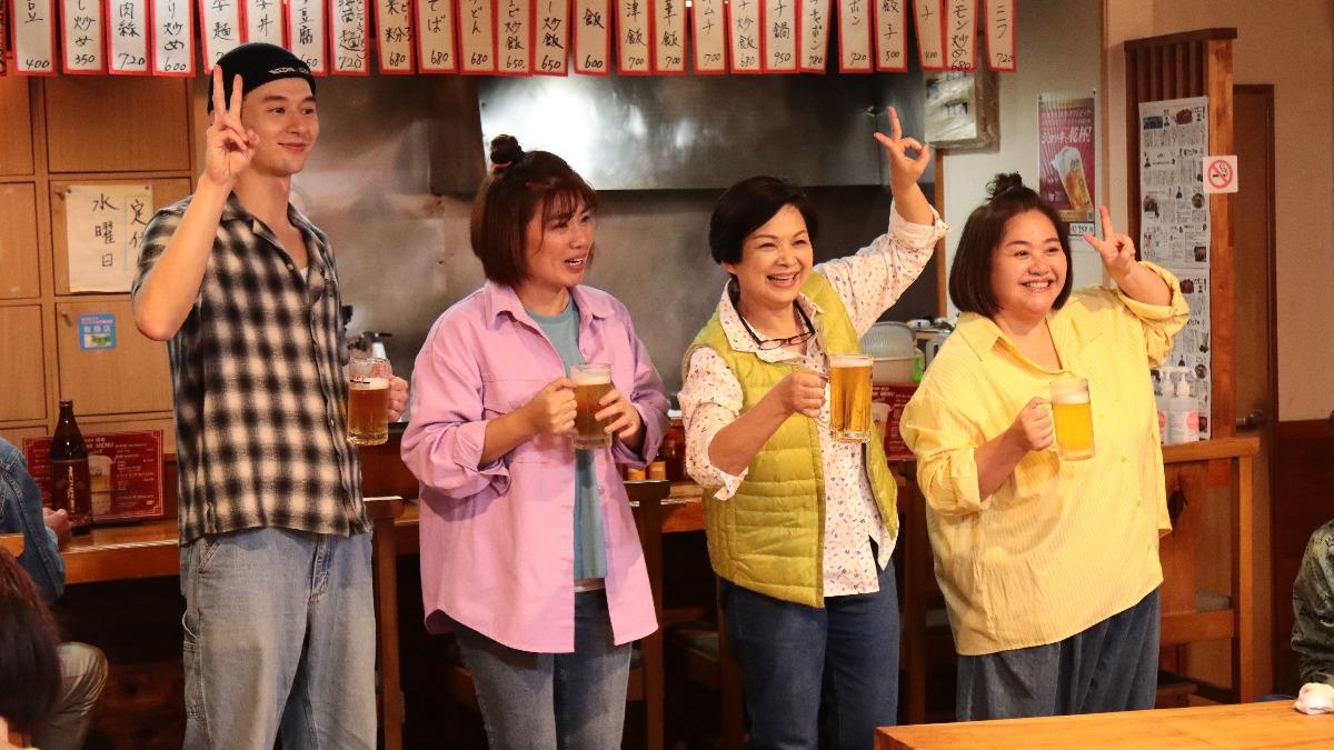 三位姐姐和張軒睿體驗當一日居酒屋工讀生。(圖/桂田文化藝術基金會、桂田文創提供)
