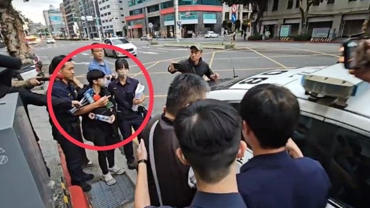 公車追撞釀1死15傷！23歲駕駛喊失憶　被拍到「現場玩手指、燦笑」