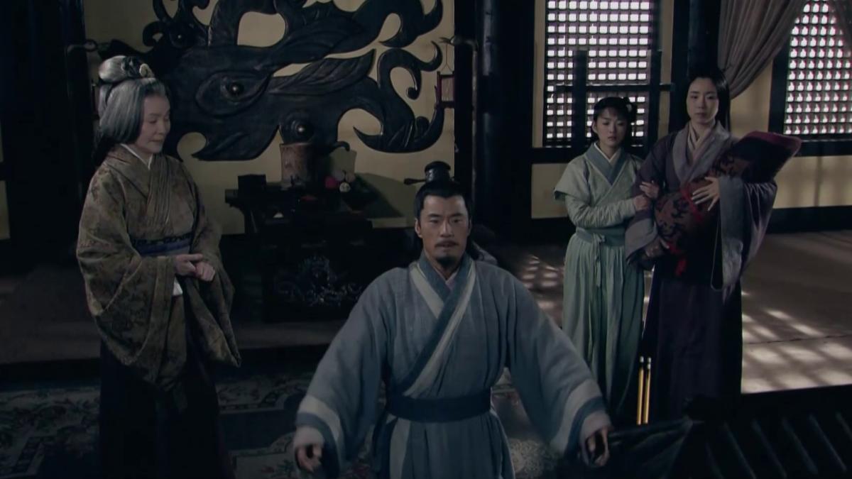 歸亞蕾(左)在《廉石傳奇》軋一角。(圖/緯來提供)