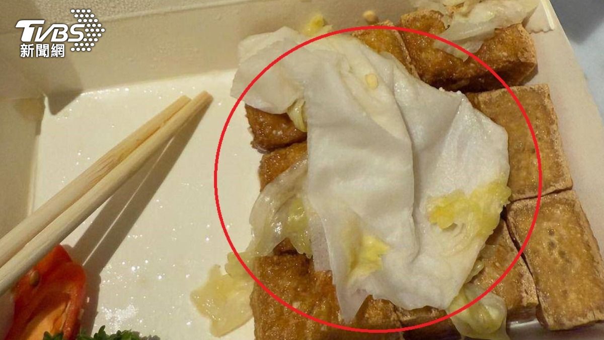 台中某連鎖粥品泡菜大口咬下!吐出一坨濕紙巾 民眾喊:有夠噁