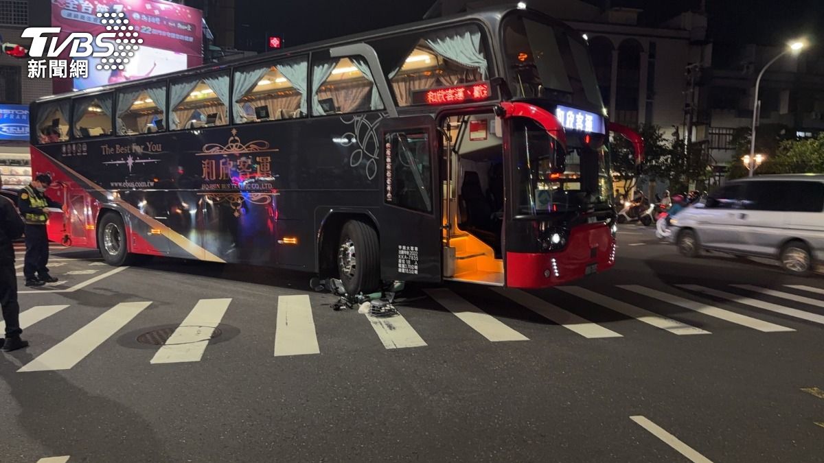 快訊/大客車又闖禍!台南女高中生逃劫險遭輾 電動單車成廢鐵