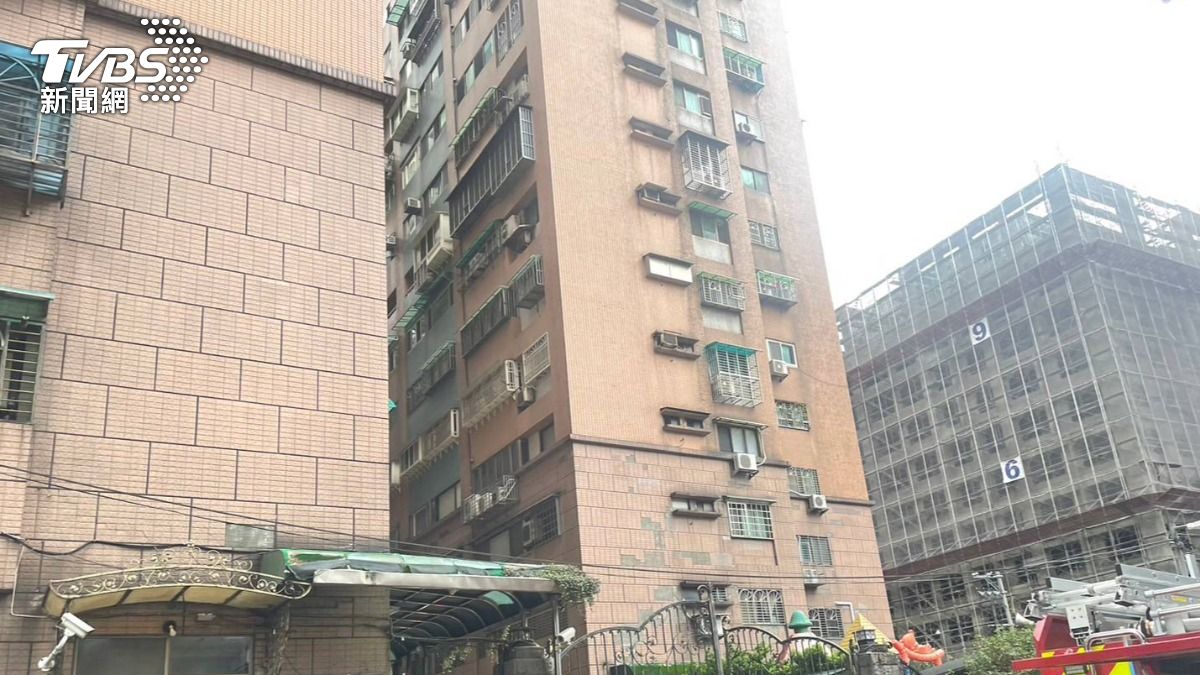 民眾發現大樓5樓冒煙,故急忙向警消報案。(圖/TVBS)