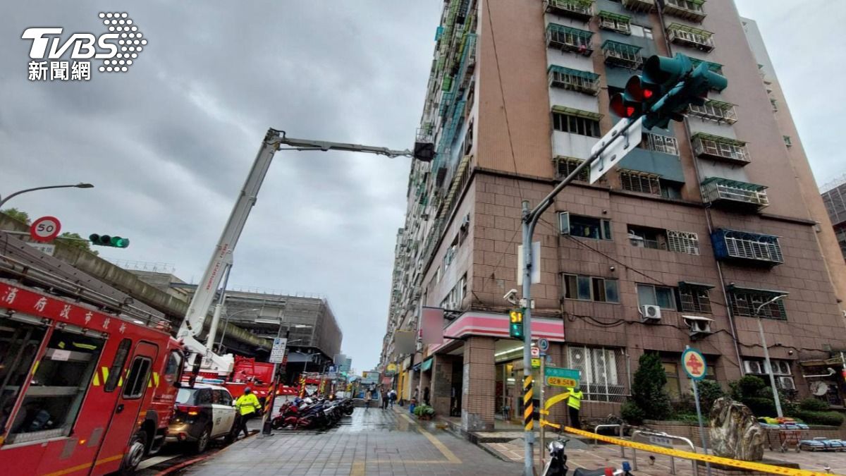現場尋獲一名年約40歲男性,但在救出時已明顯死亡。(圖/TVBS)