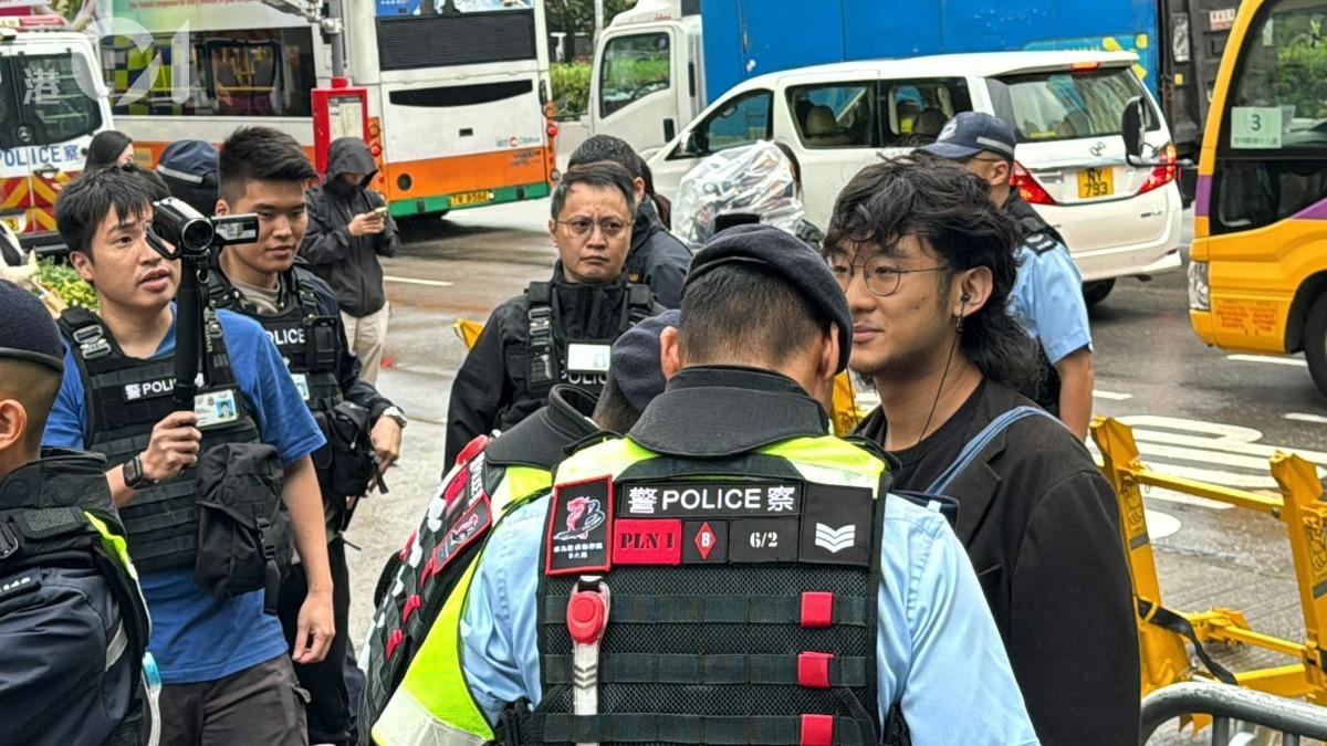 民主派初選47人案今（19日）判刑。期間有男子被截查。（圖／香港01提供）