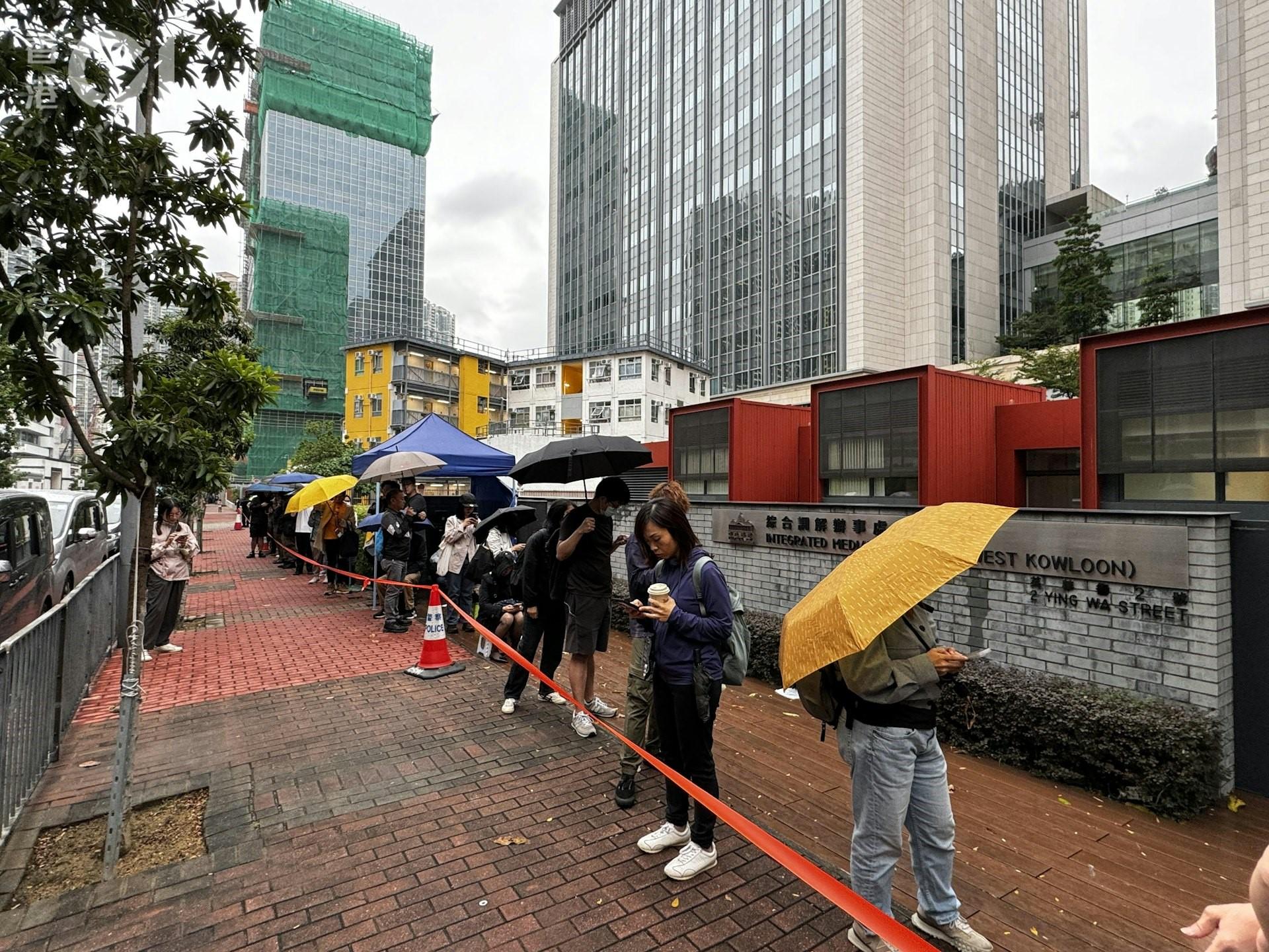民主派初選47人案今判刑，法院外已有逾200公眾排隊。（圖／香港01提供）
