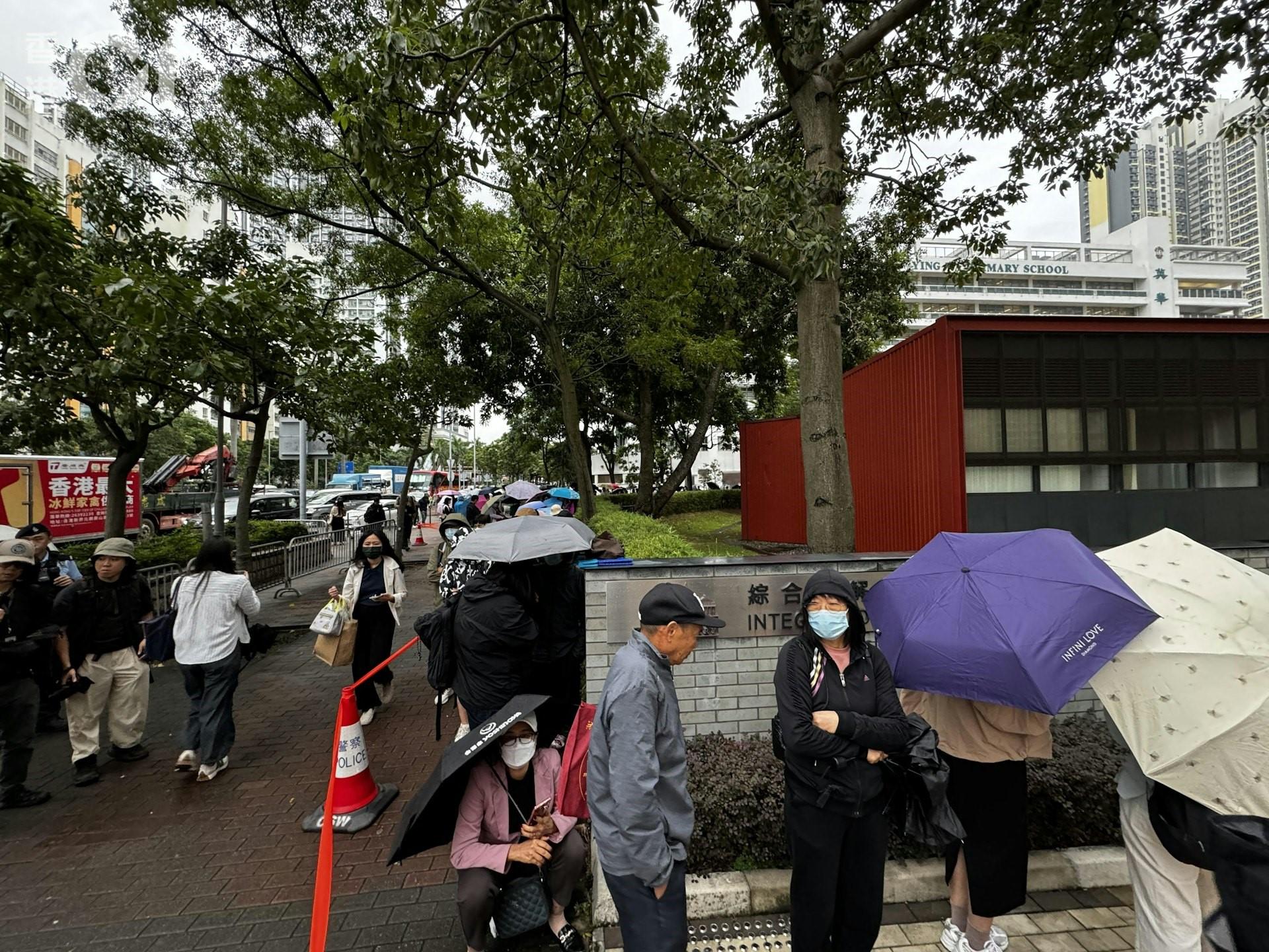 民主派初選47人案今判刑，法院外已有逾200公眾排隊。（圖／香港01提供）
