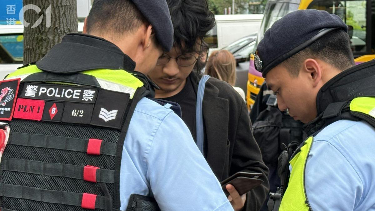 民主派初選47人案今（19日）判刑。期間有男子被截查。（圖／香港01提供）