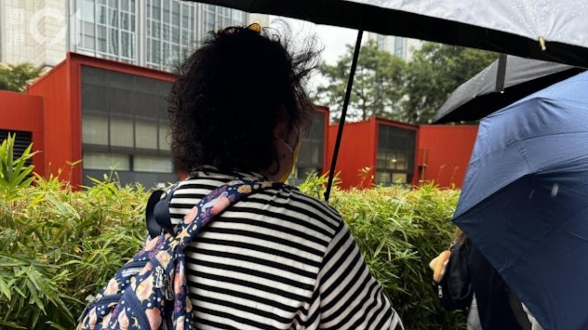 排在隊伍最末的楊太太表示，「大家都知道。我希望各個被告平平安安、早日出來。」 （圖／香港01提供）