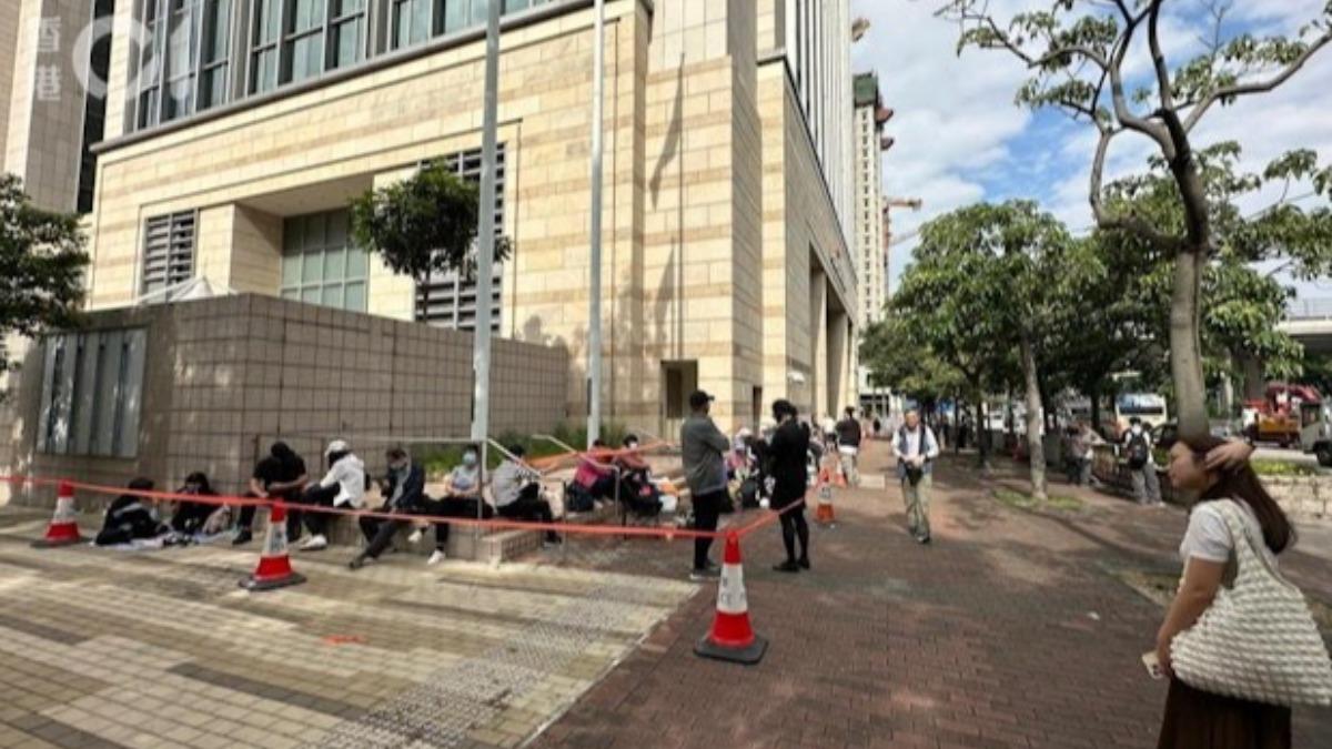 民主派初選47人案今判刑，法院外已有逾200公眾排隊，隊尾排至英華街。（圖／香港01提供）