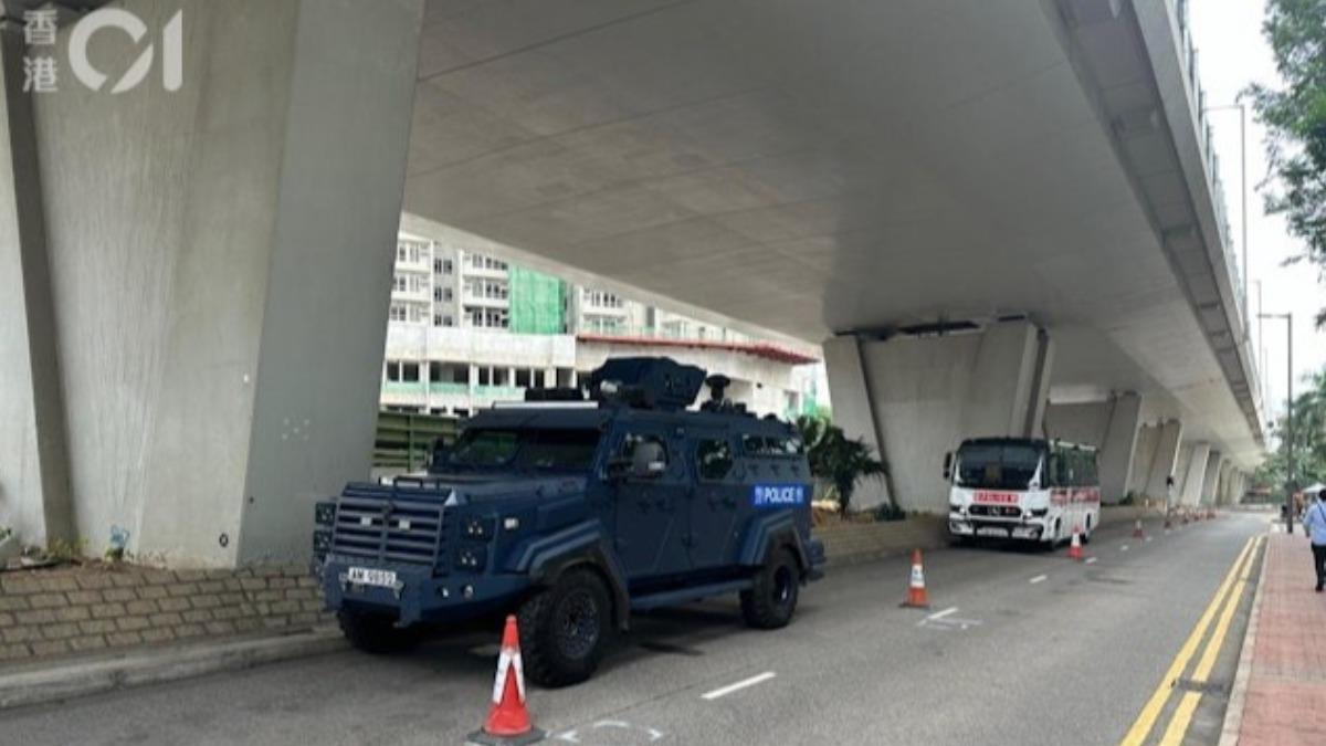 民主派初選47人案今判刑，警方續派出「劍齒虎」裝甲車戒備。（圖／香港01提供）