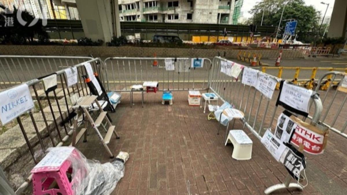 西九龍法院外上周五起，已現排隊陣，其中預留給傳好的30個記者席，更是一早爆滿。（圖/香港01提供）