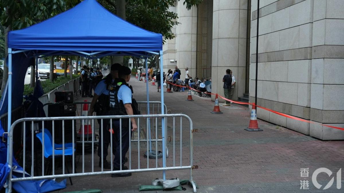47人案判刑前夕，西九法院外有多人排隊等候入內旁聽，十多名警員在身駐守。（圖／香港01提供）