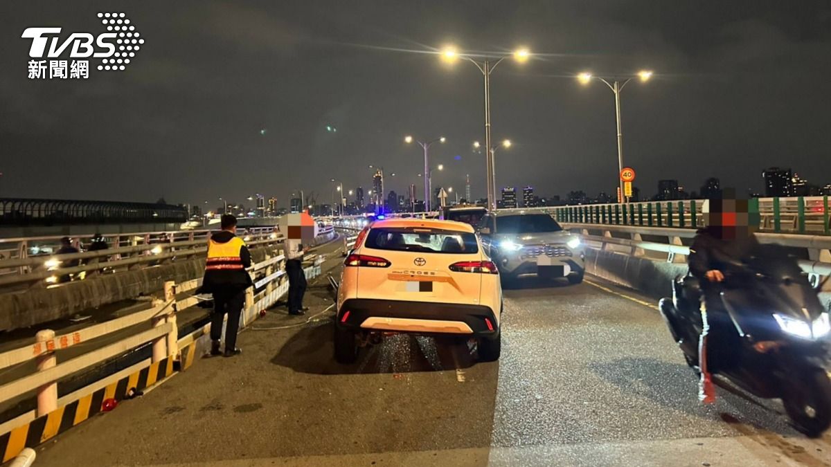 休旅車自撞施工護欄，導致車頭嚴重毀損。（圖／TVBS）