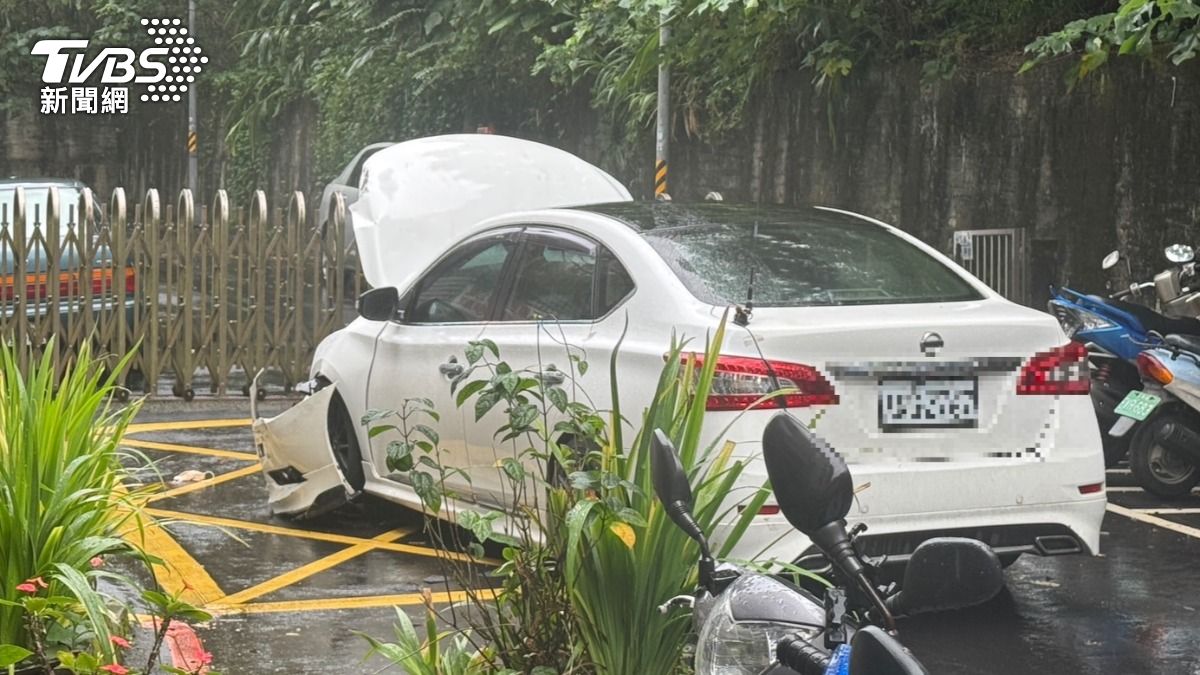 嫌犯駕車衝撞警員遭開11槍逃逸後落網,2警員被反彈彈殼波及受傷。(圖/TVBS)