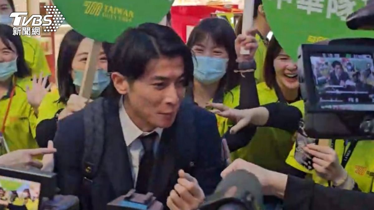中華隊今(19)日搭機赴日備戰,一到機場就被粉絲熱情包圍。(圖/TVBS)