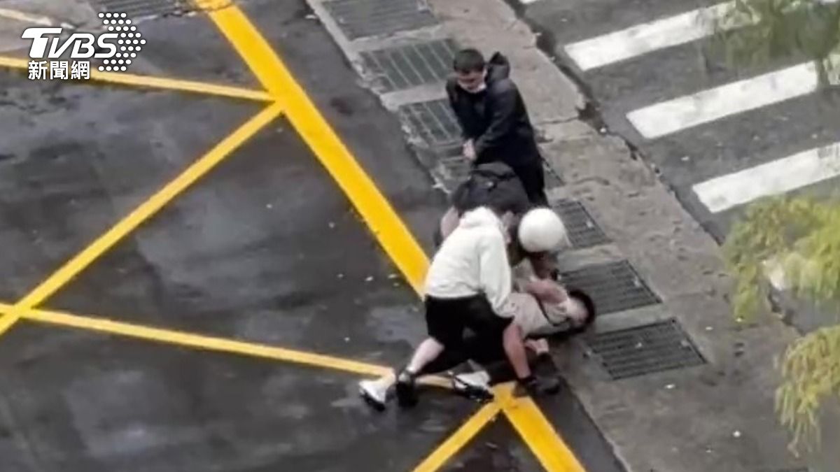 警方壓制衝撞嫌犯。(圖/TVBS)