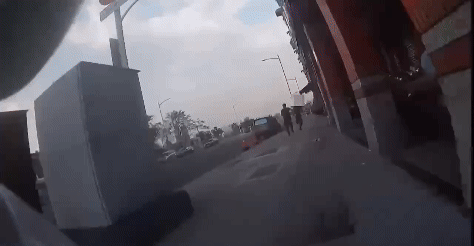 有片/高雄阿公拿百萬釣詐團 車手「逃跑慘摔」警飛撲逮人