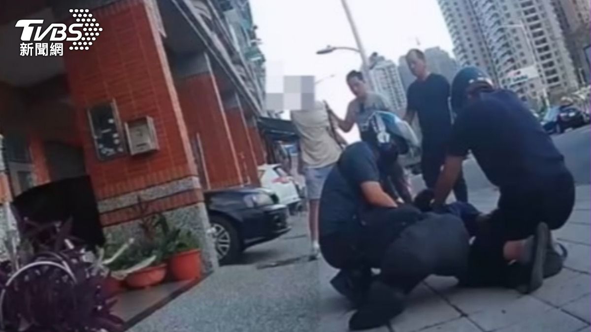 車手跟監控手面交時看到員警,當場慫了逃跑慘摔。(圖/TVBS)