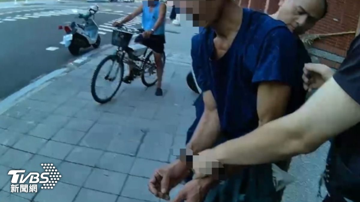 車手跟監控手面交時看到員警,當場慫了逃跑慘摔。(圖/TVBS)