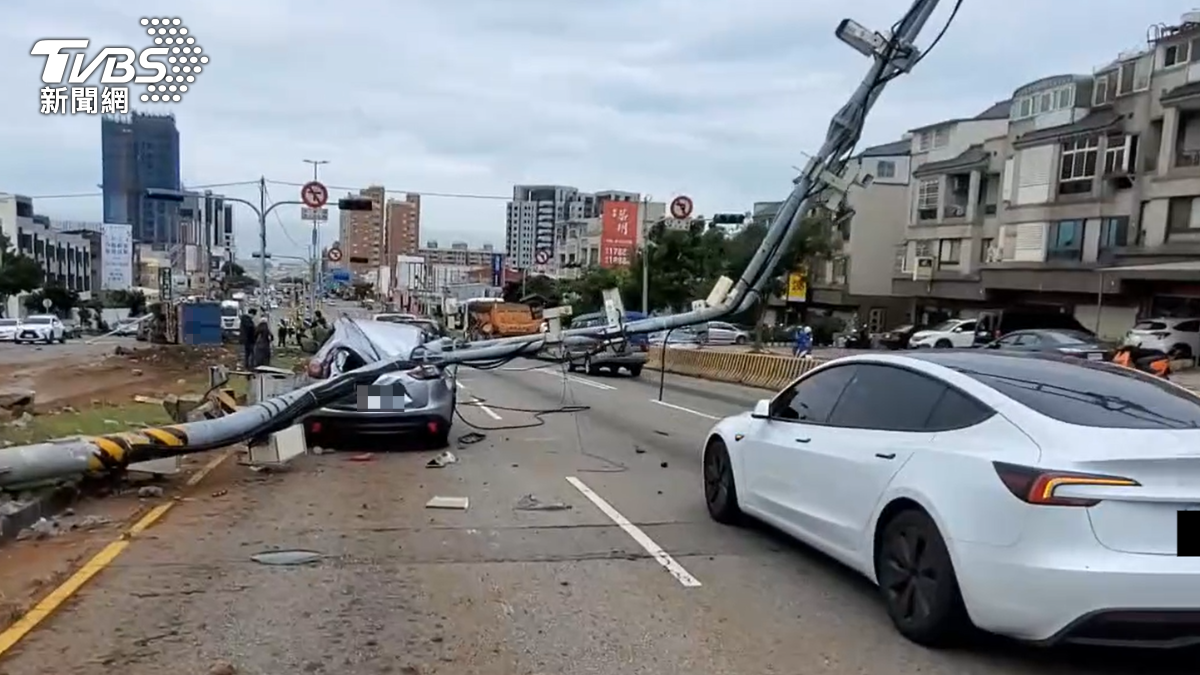 7天內兩車禍!台中向上路長下坡連環撞 測速門架解體3人傷