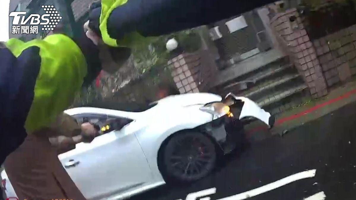 兩警員持槍喝令嫌犯下車,仍遭衝撞逃逸。(圖/TVBS)