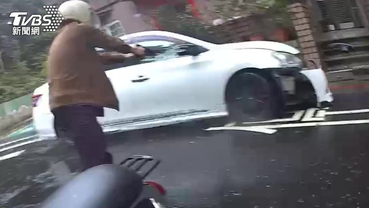 警員朝車輪射擊,結果遭反彈彈殼擊中受傷。(圖/TVBS)