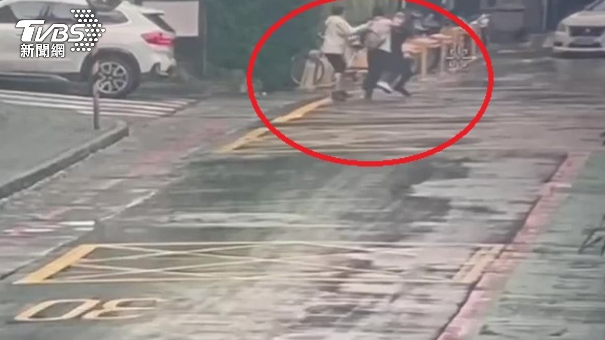 嫌犯棄車逃逸遭警方逮捕。(圖/TVBS)