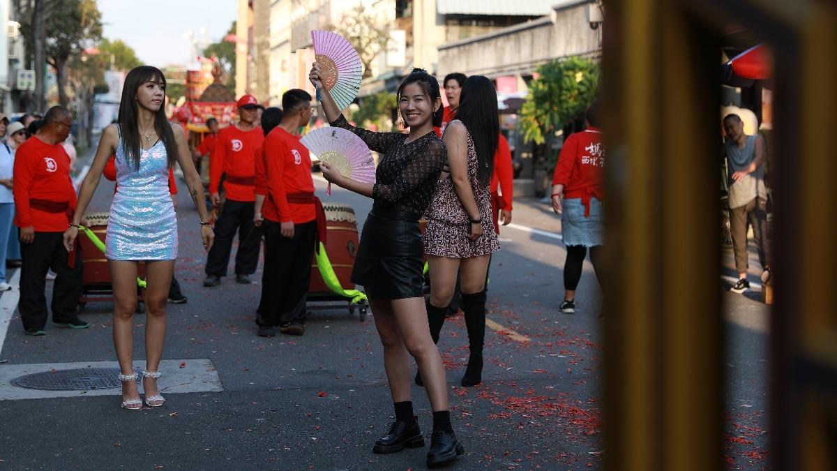 葡萄姐姐回來了!米可白「陣頭中跳舞」全被拍 狂吸百人圍觀