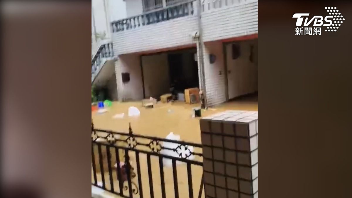 社區淹水情形相當嚴重。(圖/TVBS)