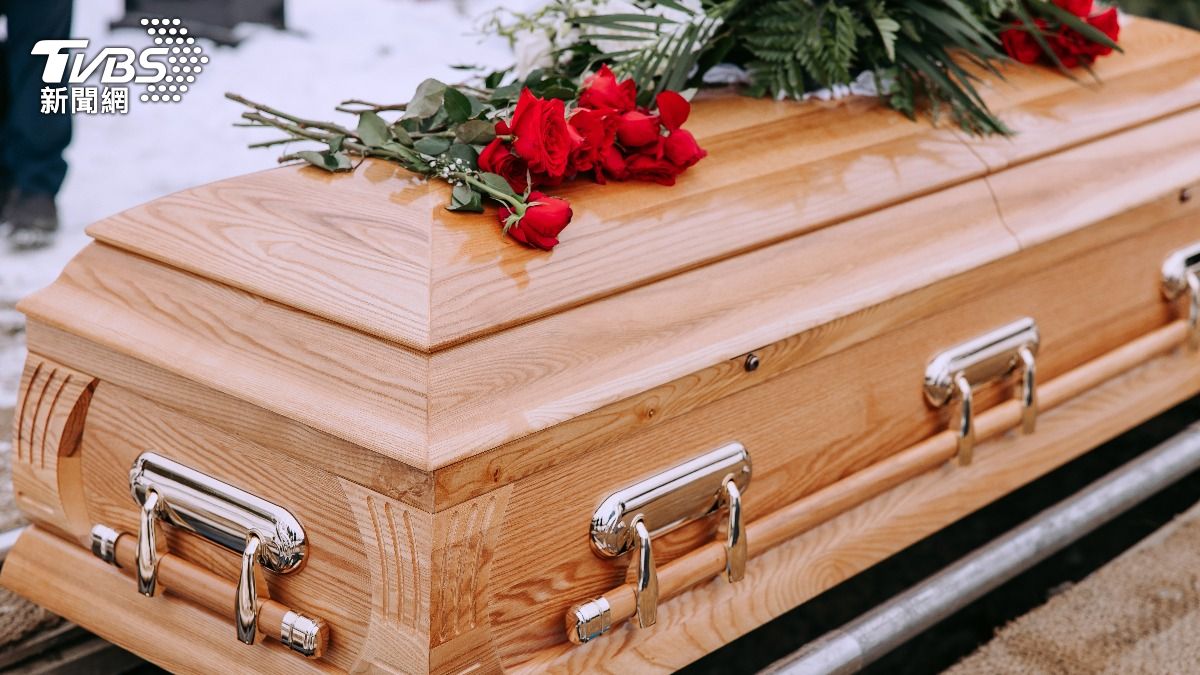 死而復生?他失蹤成浮屍家人心碎火化 幾天後「現身喪禮」嚇壞人