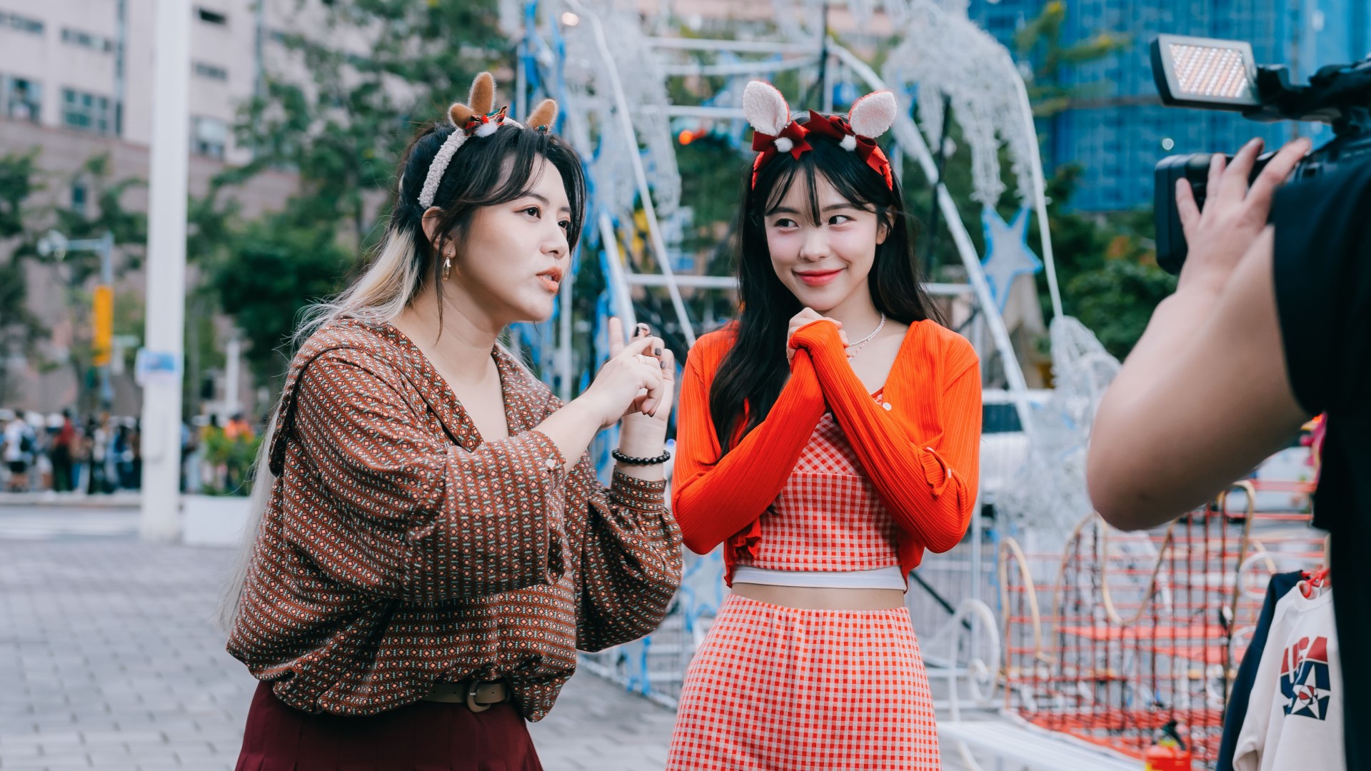 ▲2024新北歡樂耶誕城今年度重磅邀請韓國啦啦隊女神—李多慧拍攝府中廣場燈區裝置介紹及週末創意市集開箱影片。(來源:新北市政府)
