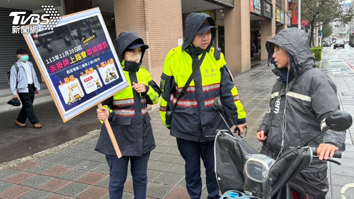 松山警提醒民眾在限期內趕緊領牌、投保。（圖／TVBS）