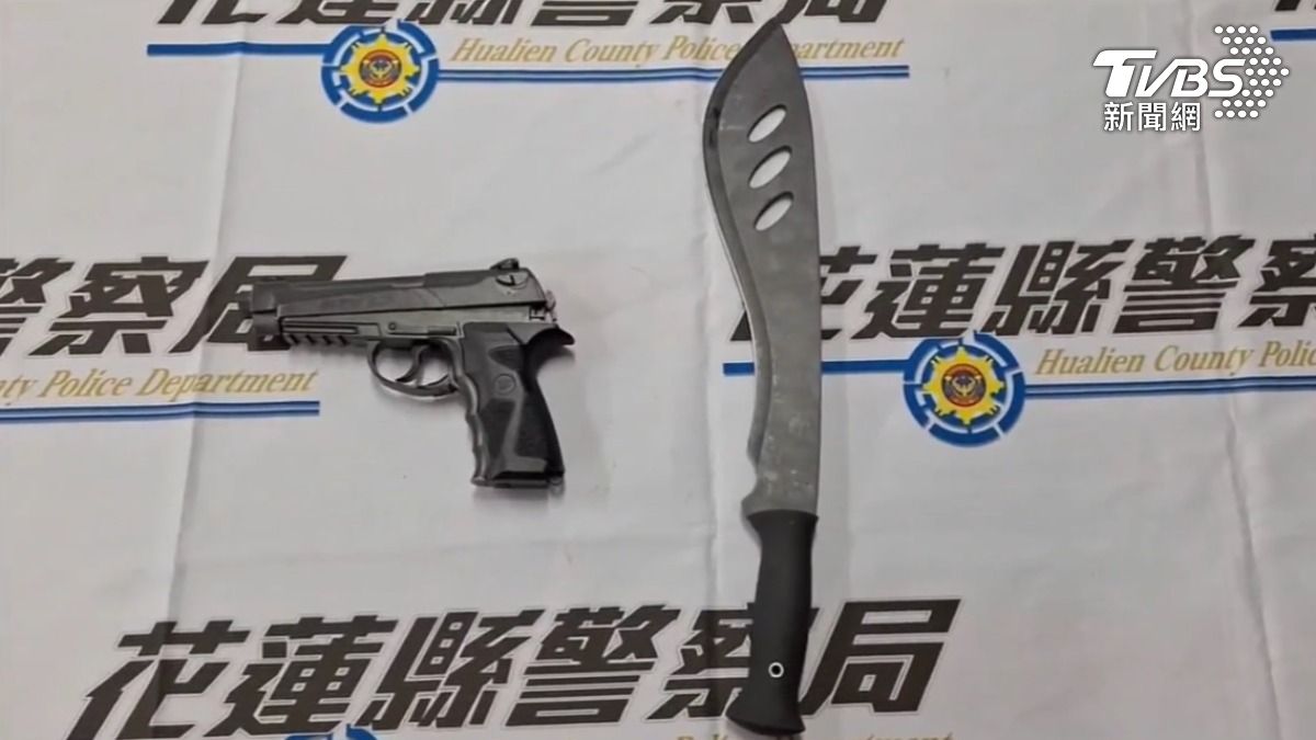 警方查獲開山刀及玩具槍一把。(圖/TVBS)