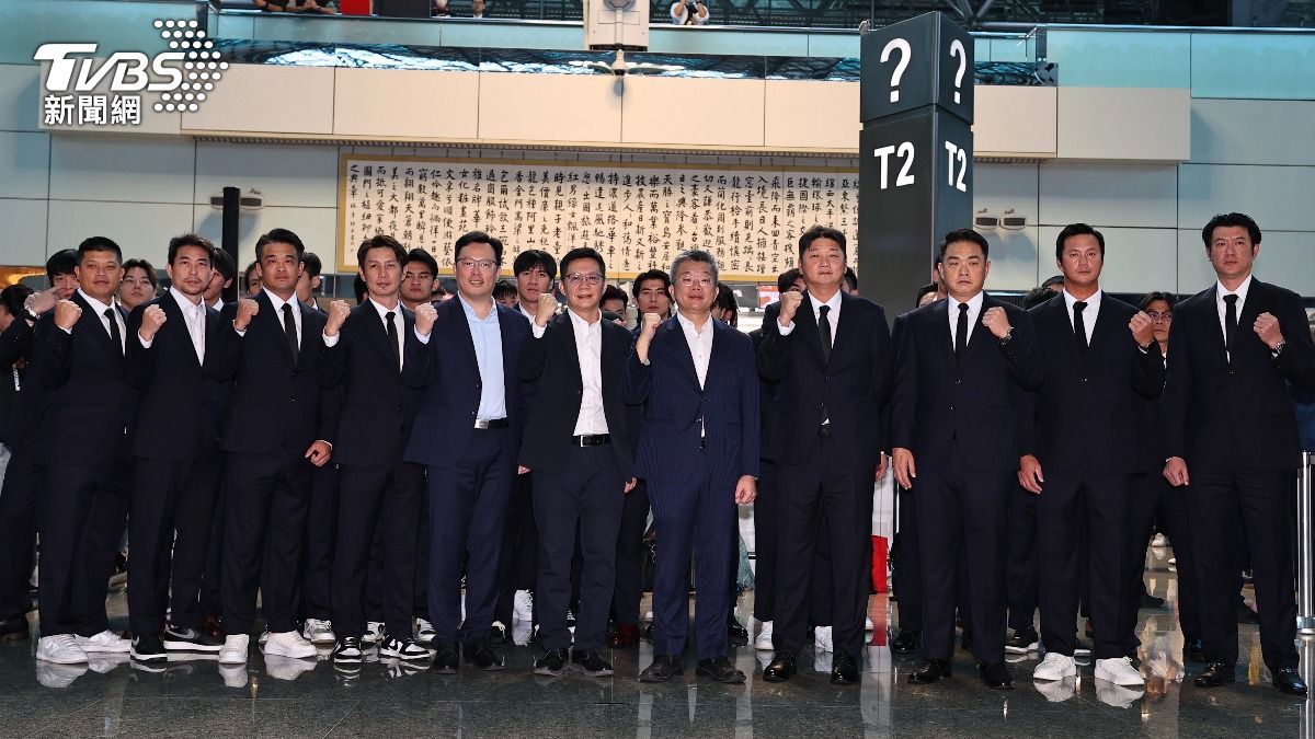 中華隊穿西裝現身機場。(圖/CPBL)