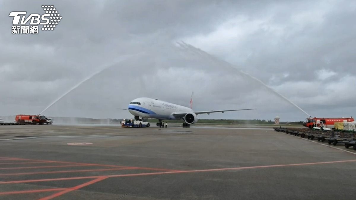 桃園機場「水門禮」。(圖/TVBS)