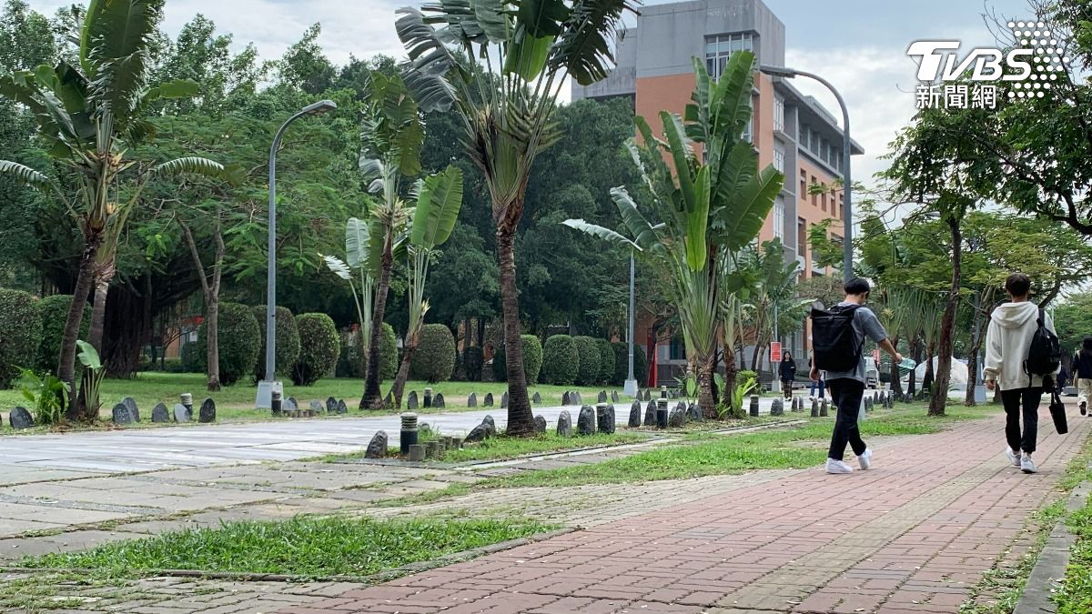 校園出現墓碑的話題，每年更是在Dcard上被討論。（圖／TVBS）