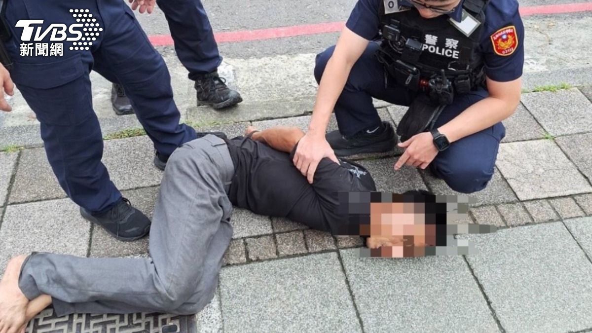 快訊/當街推倒8旬婦!高雄男遭警強制送醫 壓制畫面曝光