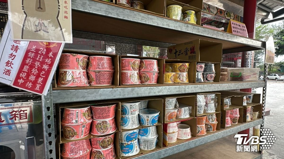廟裡的泡麵大多是信眾的供品。（圖／TVBS）